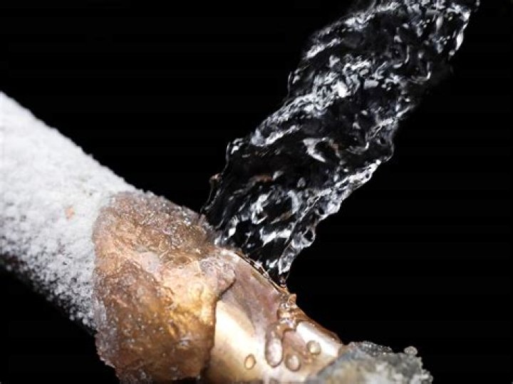 Can plastic pipes freeze and burst