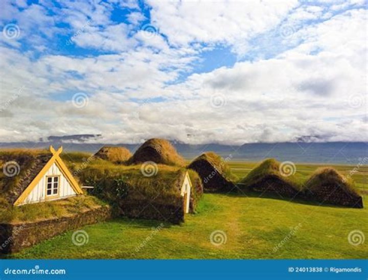 Why are Iceland houses turfed