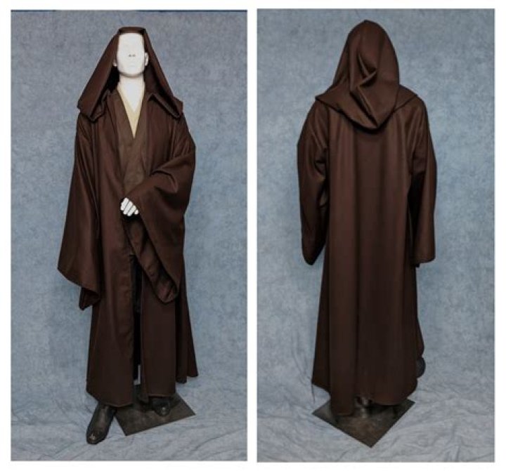 Why do female Jedi not wear robes